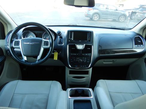 Used 2013 Chrysler Town & Country Touring image 25