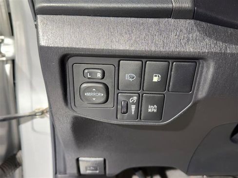 Used 2012 Toyota Prius Plug-In Hybrid image 10