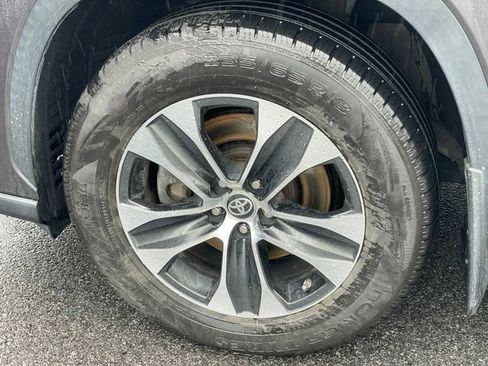 Used 2021 Toyota Highlander XLE AWD/4WD image 30