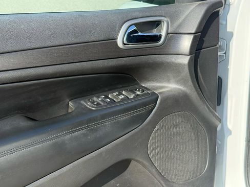 Used 2017 Jeep Grand Cherokee Altitude image 14