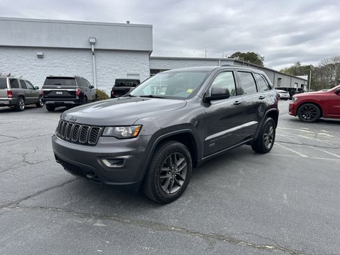 Used 2016 Jeep Grand Cherokee Laredo 75th Anniversary image 5