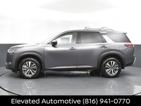 Certified 2025 Nissan Pathfinder SL image 3