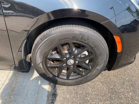 Used 2023 Chrysler Pacifica Touring-L FWD image 14