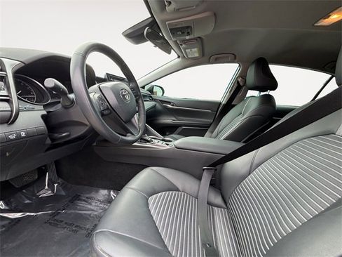 Used 2022 Toyota Camry SE image 9