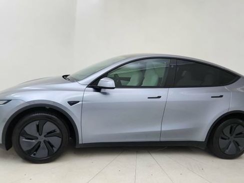 Used 2026 Tesla Model Y 2WD image 3