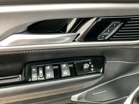 Used 2025 Jeep Wagoneer 4WD image 12