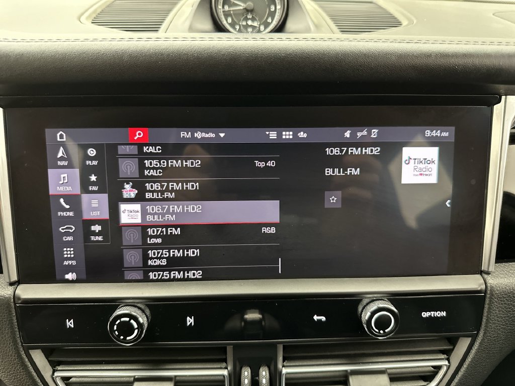 Used 2022 Porsche Macan AWD/4WD image 16