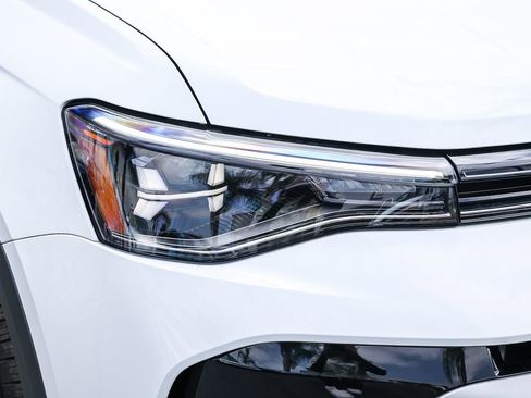 New 2025 Volkswagen Taos SE image 21