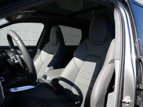 Certified 2022 Porsche Cayenne Turbo image 4