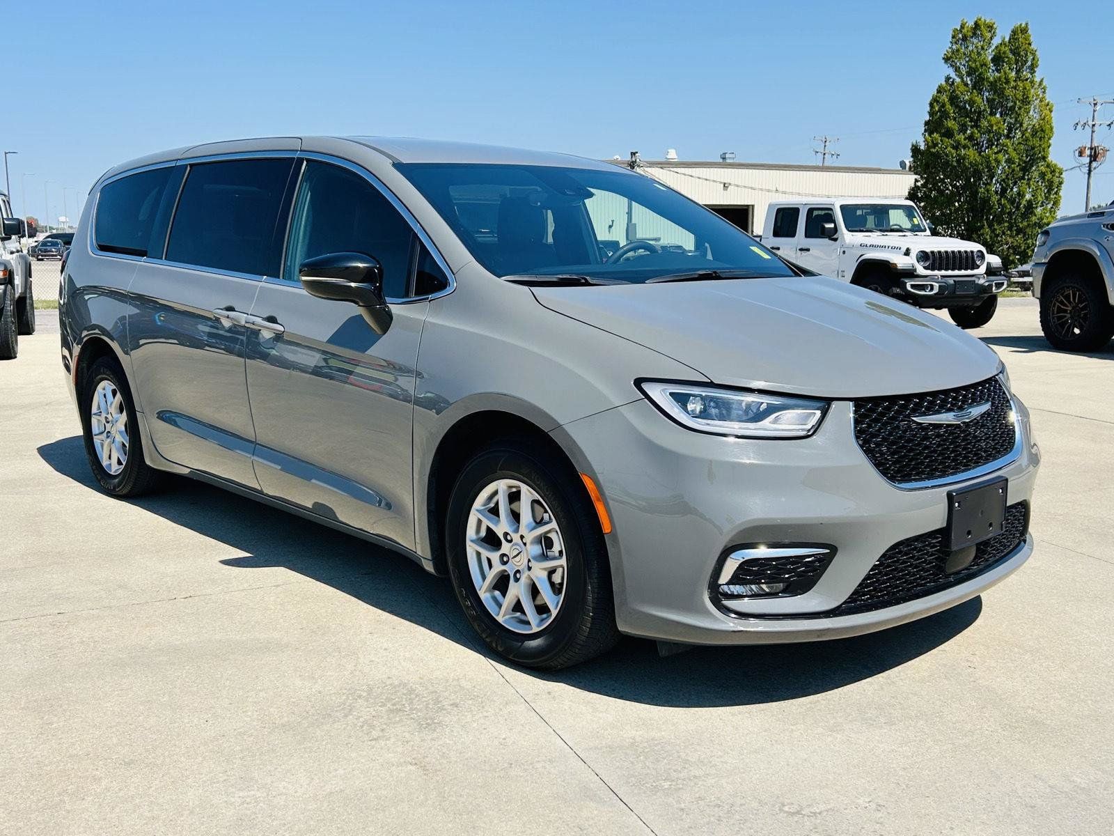 Used 2025 Chrysler Pacifica Select FWD image 2