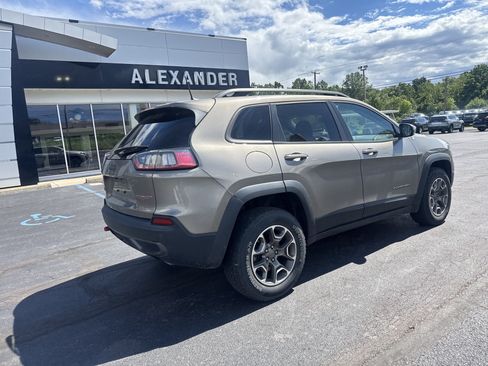 Used 2020 Jeep Cherokee Trailhawk w/ Comfort/Convenience Group AWD/4WD image 3