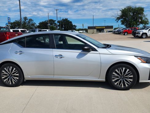 Used 2024 Nissan Altima 2.5 SV FWD image 4