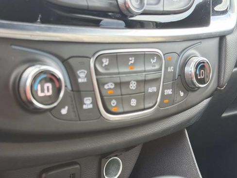Used 2023 Chevrolet Traverse LT FWD image 28