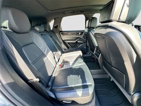 Used 2020 Porsche Cayenne image 28
