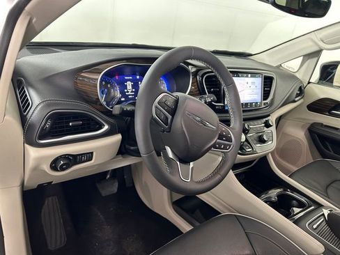 Used 2024 Chrysler Pacifica Limited image 14