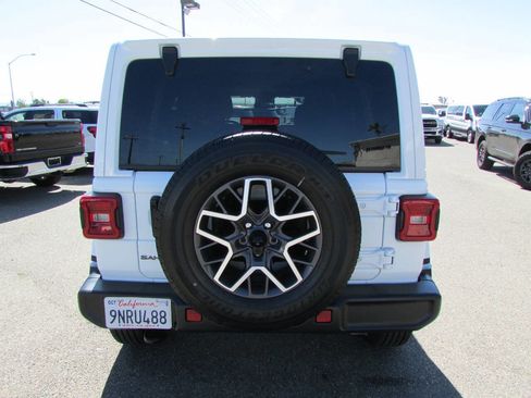 Used 2025 Jeep Wrangler Unlimited Sahara AWD/4WD image 8