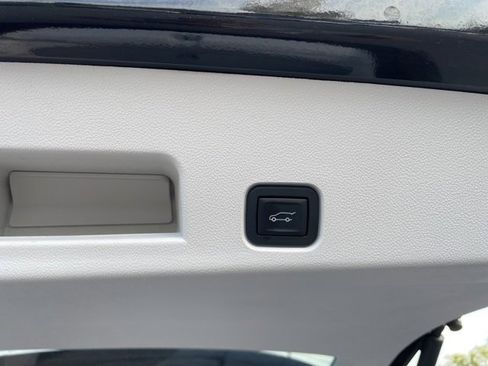 Used 2024 GMC Acadia Denali image 18