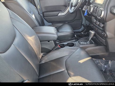 Used 2015 Jeep Wrangler Unlimited Sahara w/ Dual Top Group AWD/4WD image 30