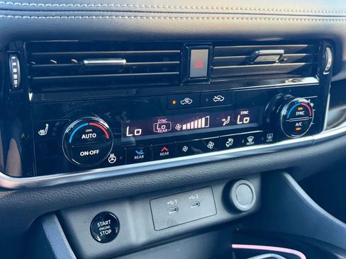 Used 2024 Nissan Rogue SL w/ SL Premium Package image 19