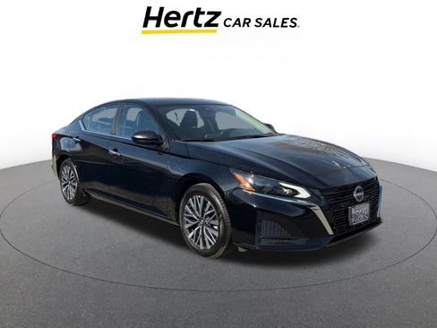 Used 2025 Nissan Altima 2.5 SV image 1