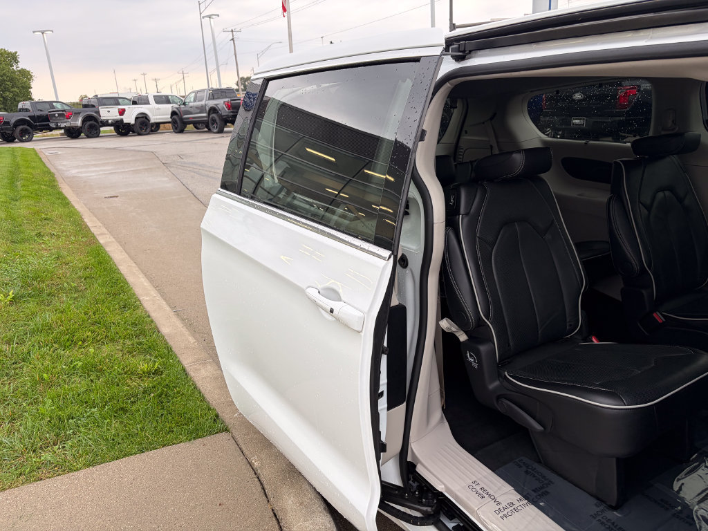Used 2024 Chrysler Pacifica Limited FWD image 18