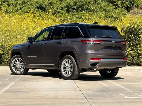 Used 2023 Jeep Grand Cherokee Summit w/ Luxury Tech Group V image 2