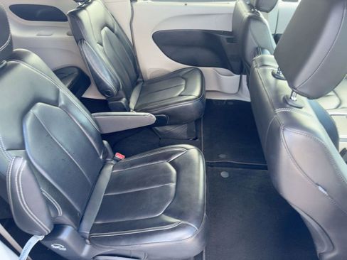 Used 2023 Chrysler Pacifica Touring-L image 28