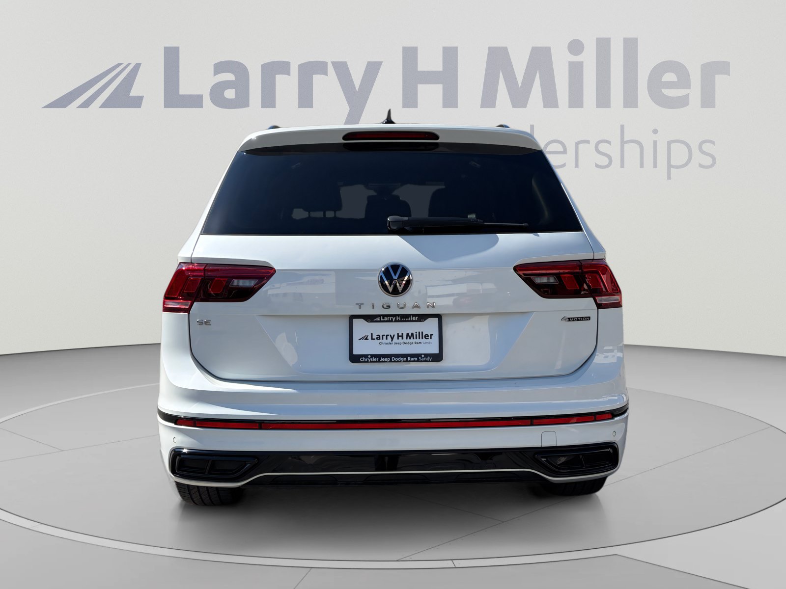 Used 2023 Volkswagen Tiguan SE R-Line AWD/4WD image 4