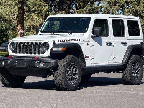 Used 2025 Jeep Wrangler Unlimited Rubicon AWD/4WD image 8