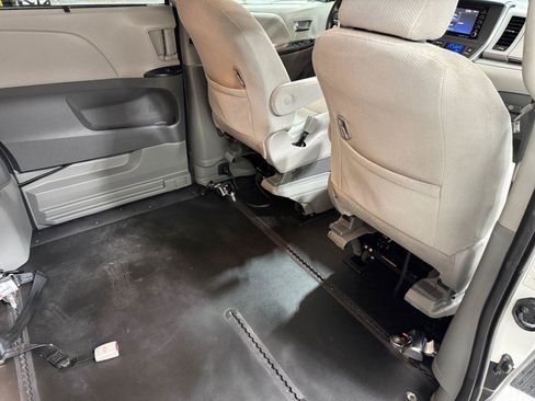 Used 2019 Toyota Sienna LE FWD image 19