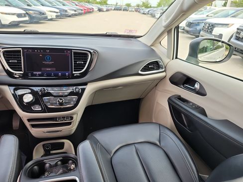 Used 2023 Chrysler Pacifica Touring-L FWD image 21