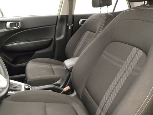 Used 2023 Hyundai Venue SEL FWD image 17