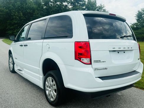 Used 2019 Dodge Grand Caravan SE FWD image 4