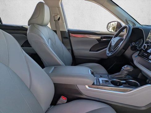 Used 2021 Toyota Highlander Limited image 23