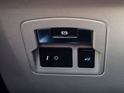 Used 2018 Land Rover Range Rover Velar R-Dynamic SE image 25