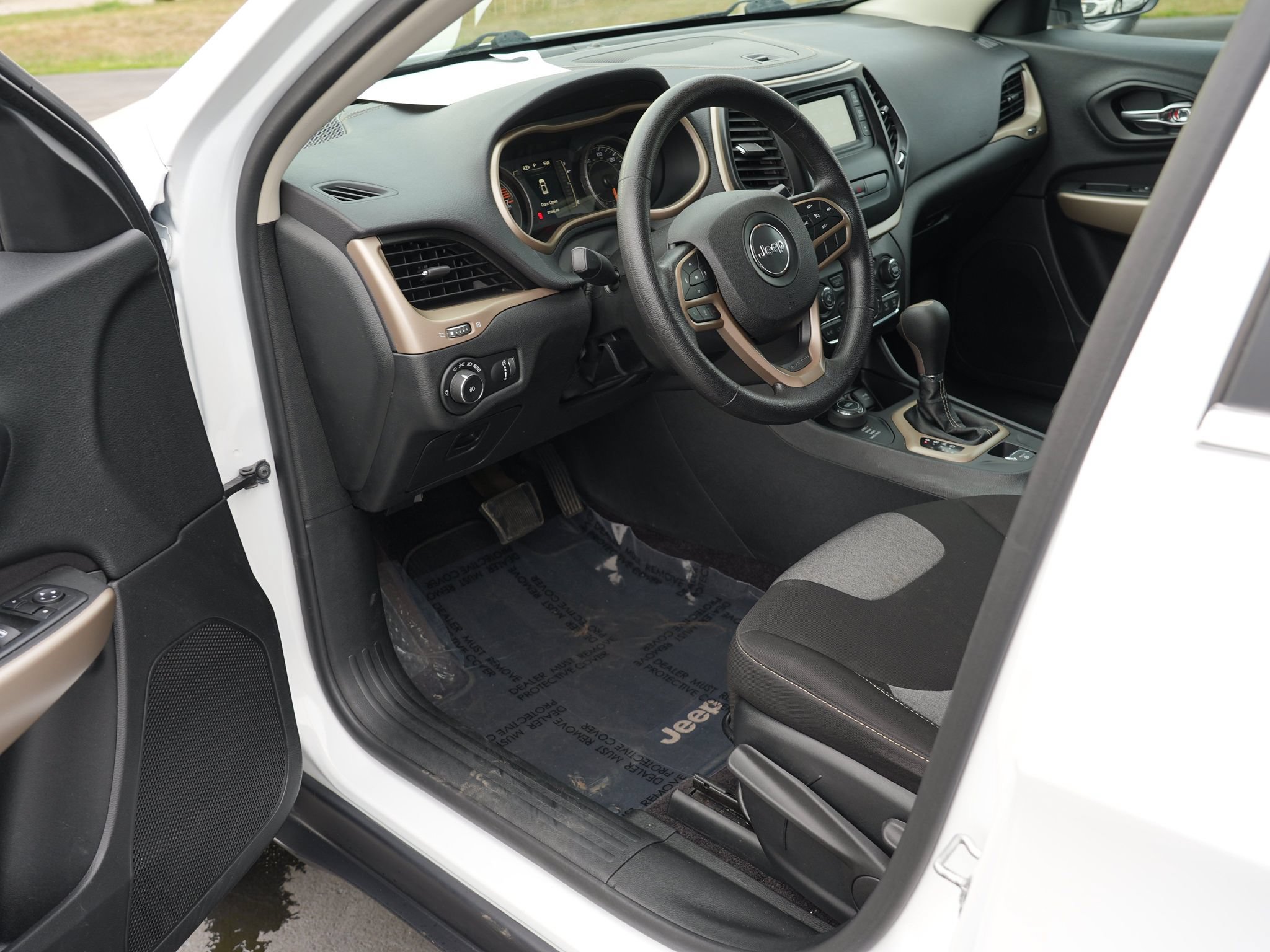 Used 2018 Jeep Cherokee Latitude w/ Safety Group AWD/4WD image 13
