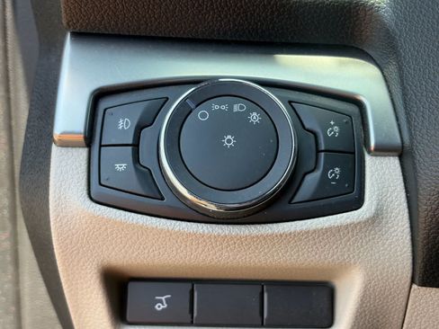 Used 2018 Ford Explorer XLT w/ Equipment Group 202A FWD image 10