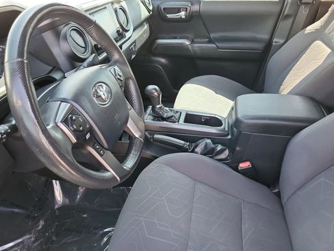 Used 2019 Toyota Tacoma TRD Off-Road w/ Technology Package AWD/4WD image 11