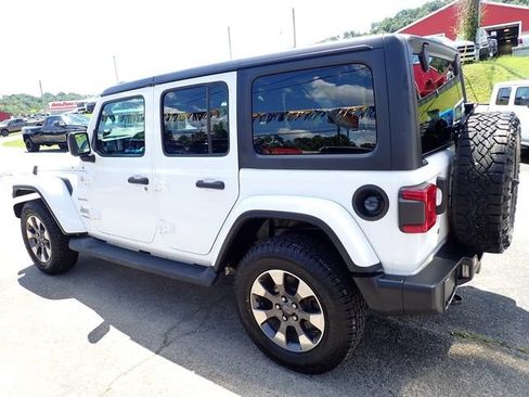 Used 2018 Jeep Wrangler Unlimited Sahara AWD/4WD image 3