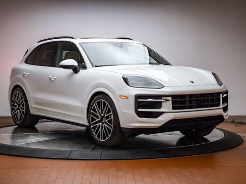 Used 2025 Porsche Cayenne S image 14