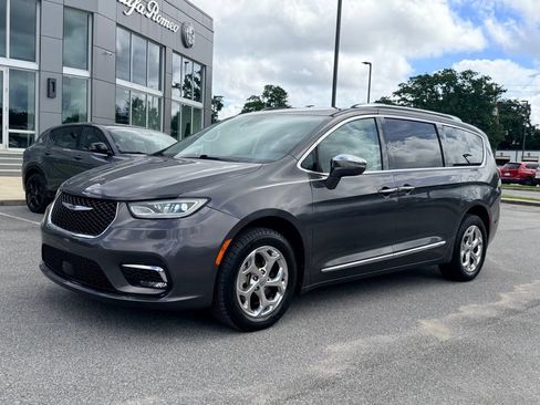 Used 2021 Chrysler Pacifica Limited AWD/4WD image 1
