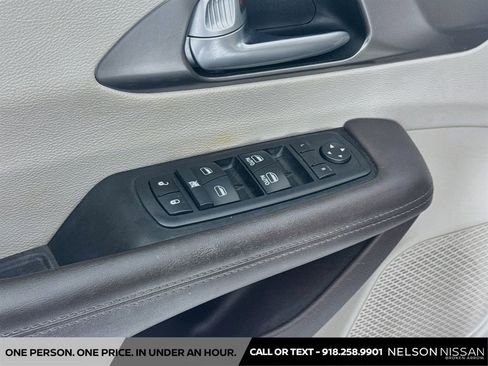 Used 2017 Chrysler Pacifica Touring-L FWD image 18