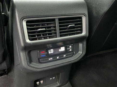 Used 2024 Volkswagen Atlas SE image 17