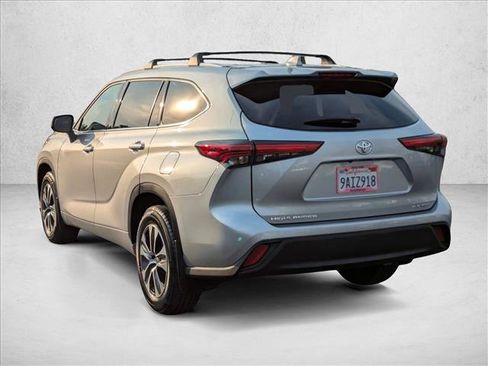 Used 2022 Toyota Highlander XLE AWD/4WD image 8
