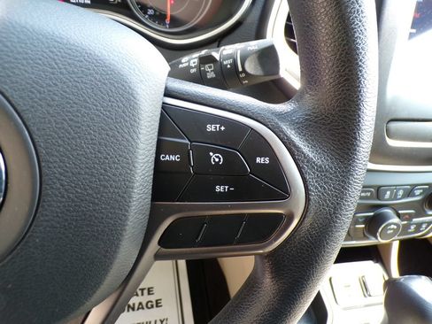 Used 2019 Jeep Cherokee Latitude w/ Popular Appearance Group FWD image 29