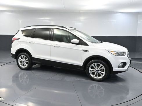 Used 2017 Ford Escape SE w/ Equipment Group 201A image 4