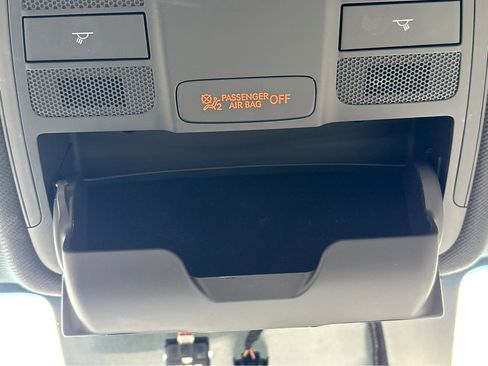 Used 2025 Genesis G70 2.5T image 35