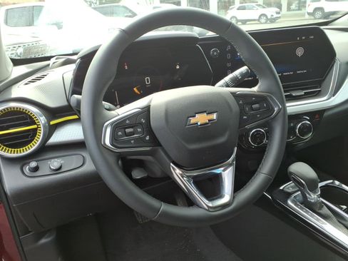 Certified 2025 Chevrolet Trax LT w/ LT Convenience Package image 8