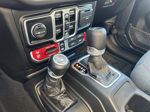 Certified 2024 Jeep Gladiator Rubicon w/ Technology Group image 17