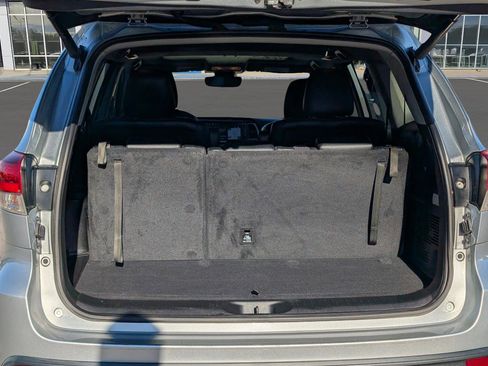 Used 2019 Toyota Highlander SE image 10